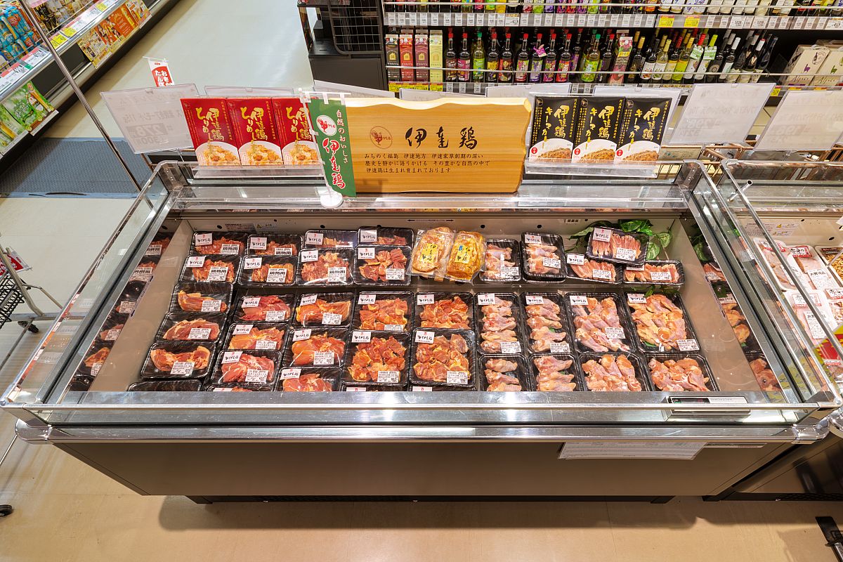 精肉売り場には伊達鶏のコーナーを展開(※写真は梁川店)