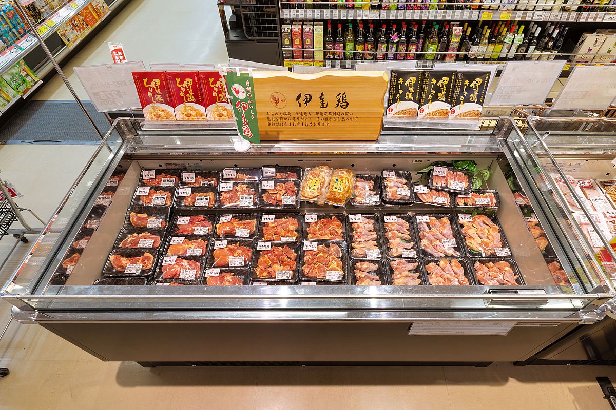 精肉売り場には伊達鶏のコーナーを展開(※写真は梁川店)