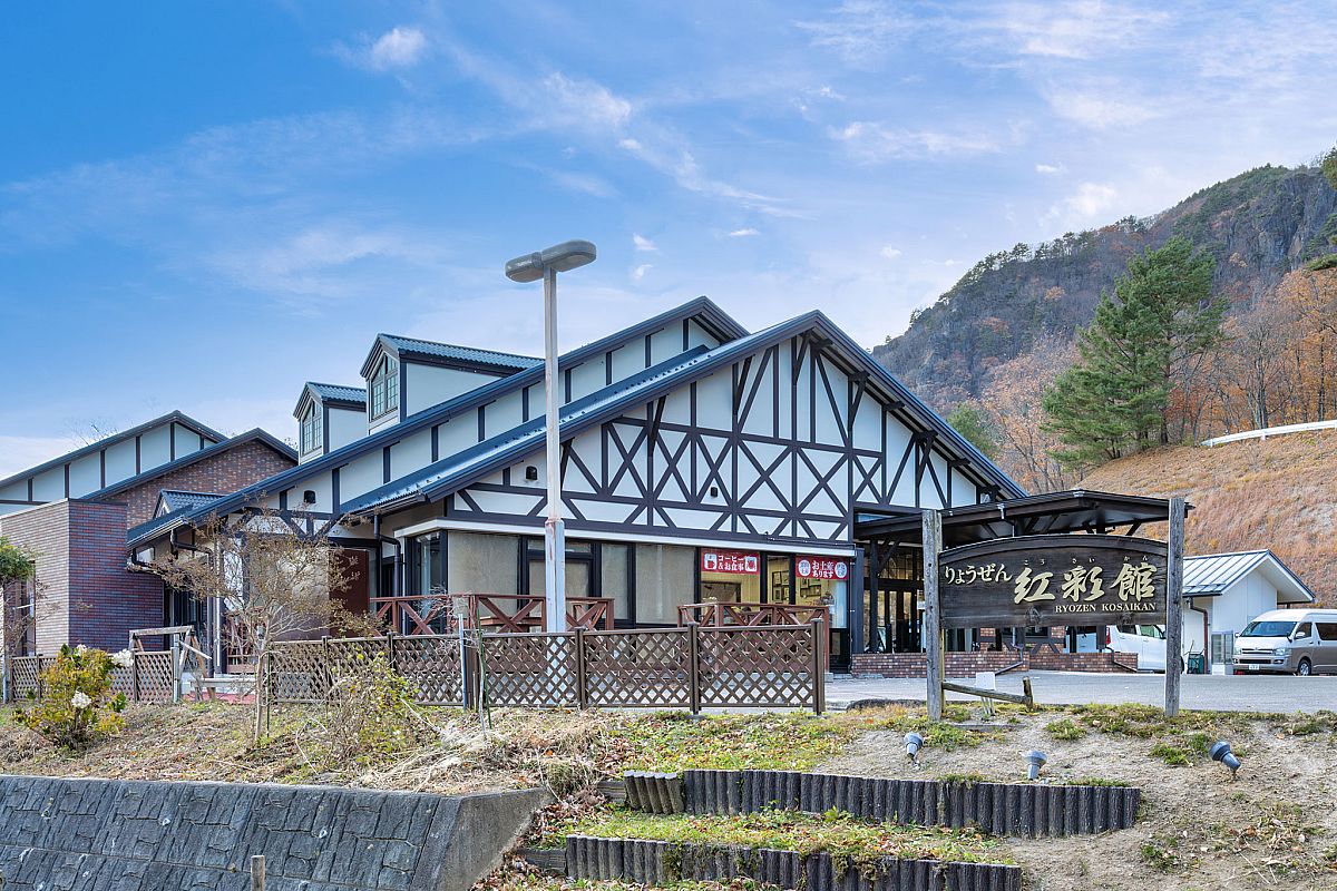 山小屋風の建物が目印。秋には紅葉も楽しめる