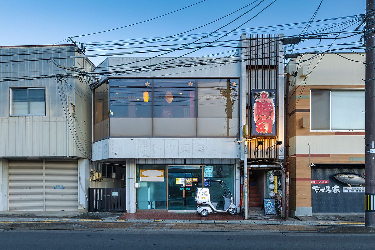 隠し通路のようでワクワクする入口。２階の窓から店内が見える