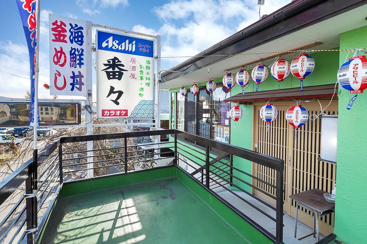 階段を上がった先の店舗。「番々」という看板が目印