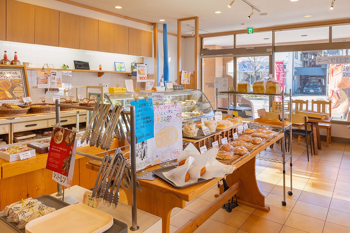 パンのいい香りが漂う店内。小学生の手作りPOPが愛らしい