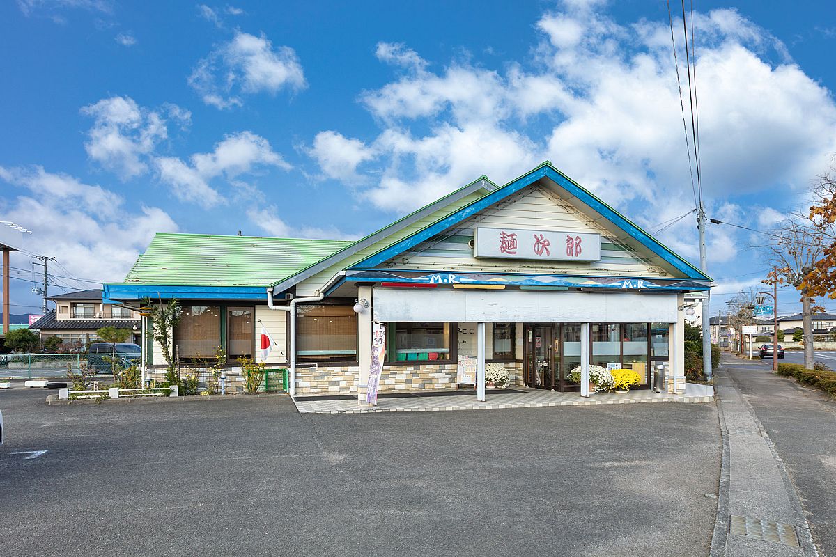 保原駅から徒歩５分ほど。三角の屋根が特徴的な店構え