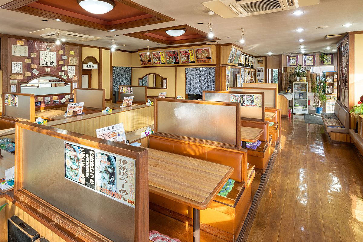 おすすめのメニューが所狭しと並んでいるレトロな店内