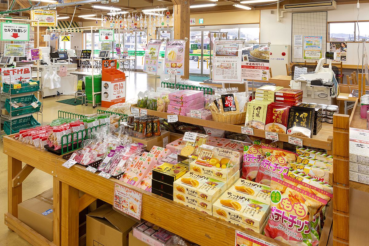 陳列に使われている木の棚や手作りのPOPが印象的な店内