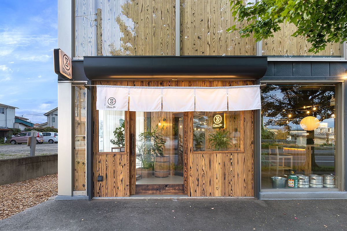 国道４号線沿いの店舗。木のあたたかみを感じるモダンなつくり